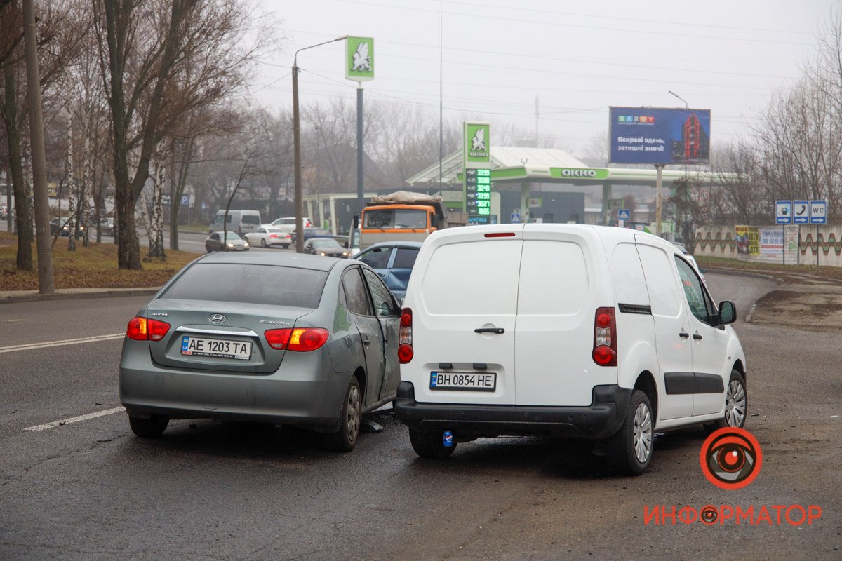 Тройное ДТП в Днепре на Космической: пострадал 15-летний парень 17
