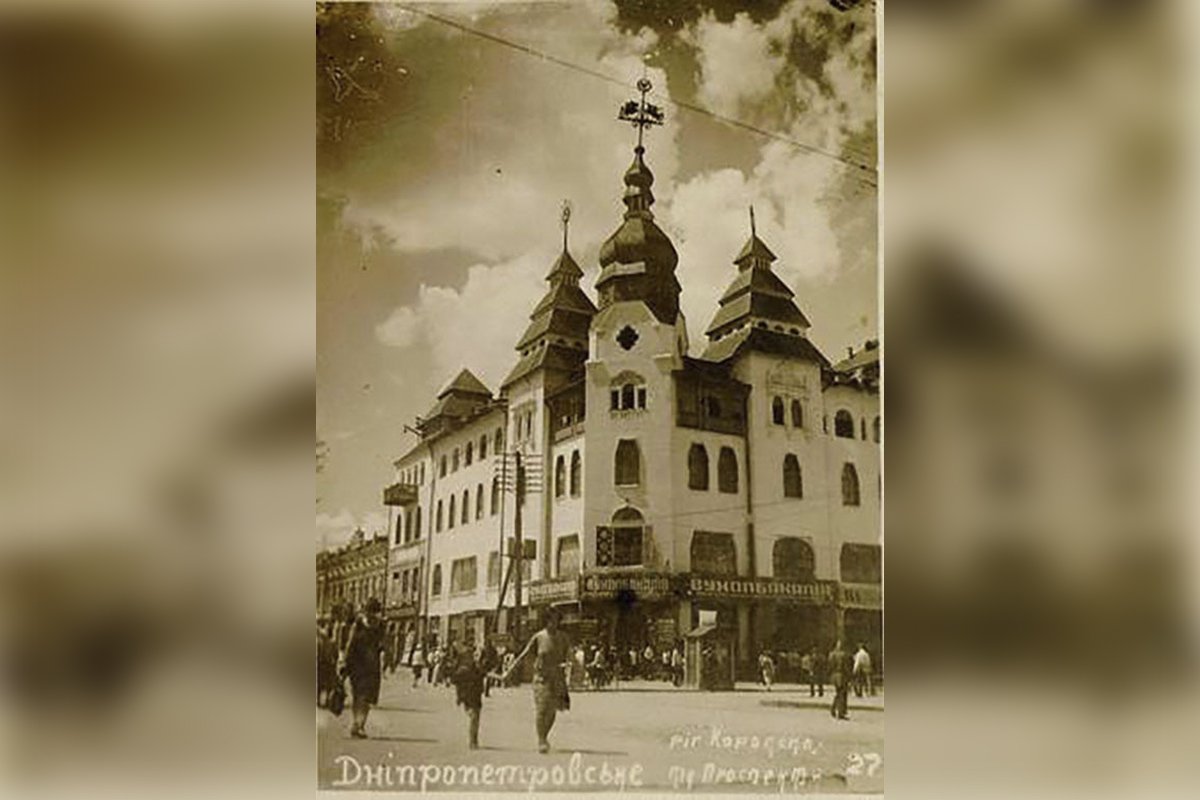 Изначально часов на фасаде не было Изначально часов на фасаде не было