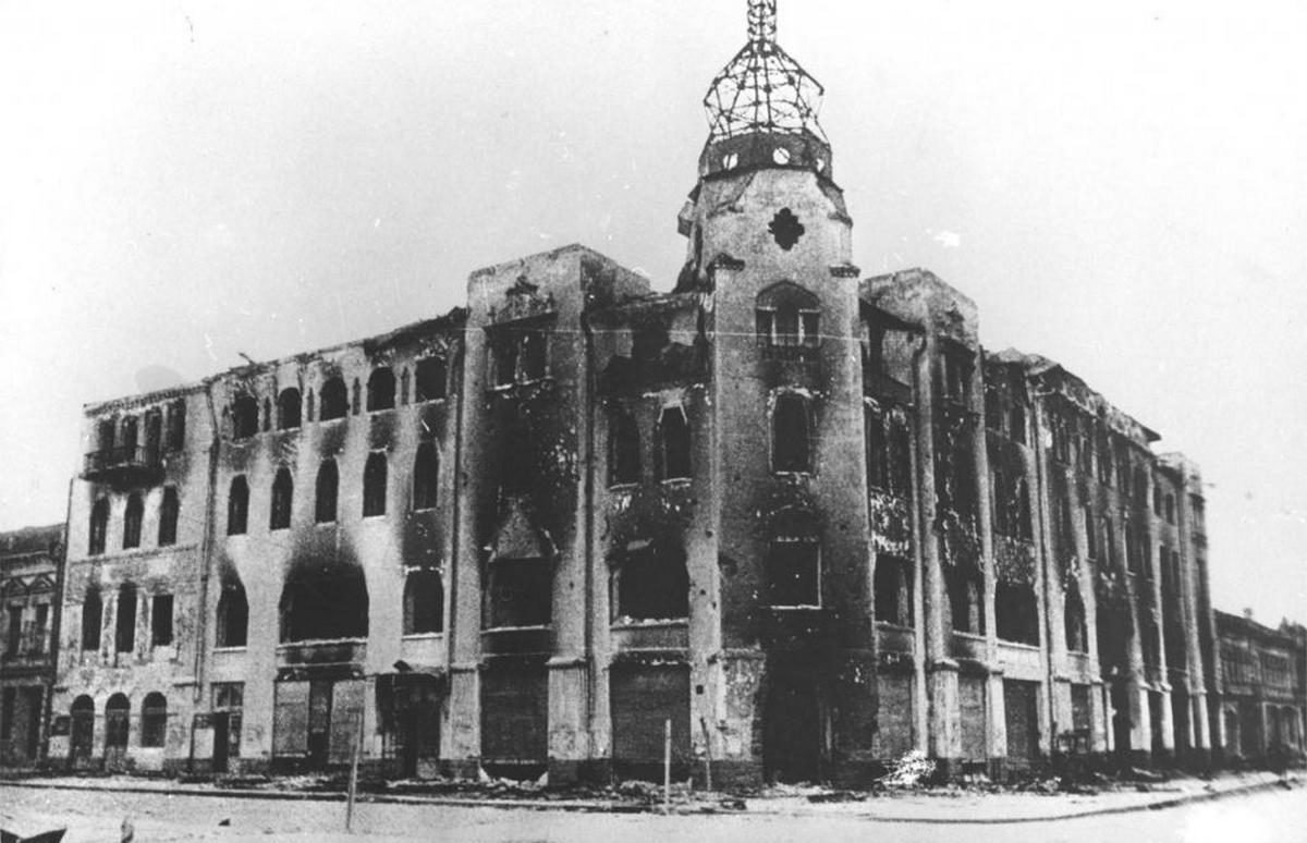 В 1943 году дом сгорел. Архивное фото 1955 года. В 1943 году дом сгорел. Архивное фото 1955 года.