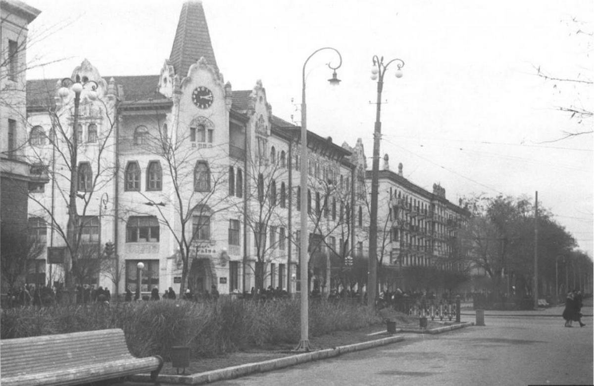 В 1950-х годах после проведения всех ремонтных работ на фасаде появились часы. Фото 1955 года В 1950-х годах после проведения всех ремонтных работ на фасаде появились часы. Фото 1955 года