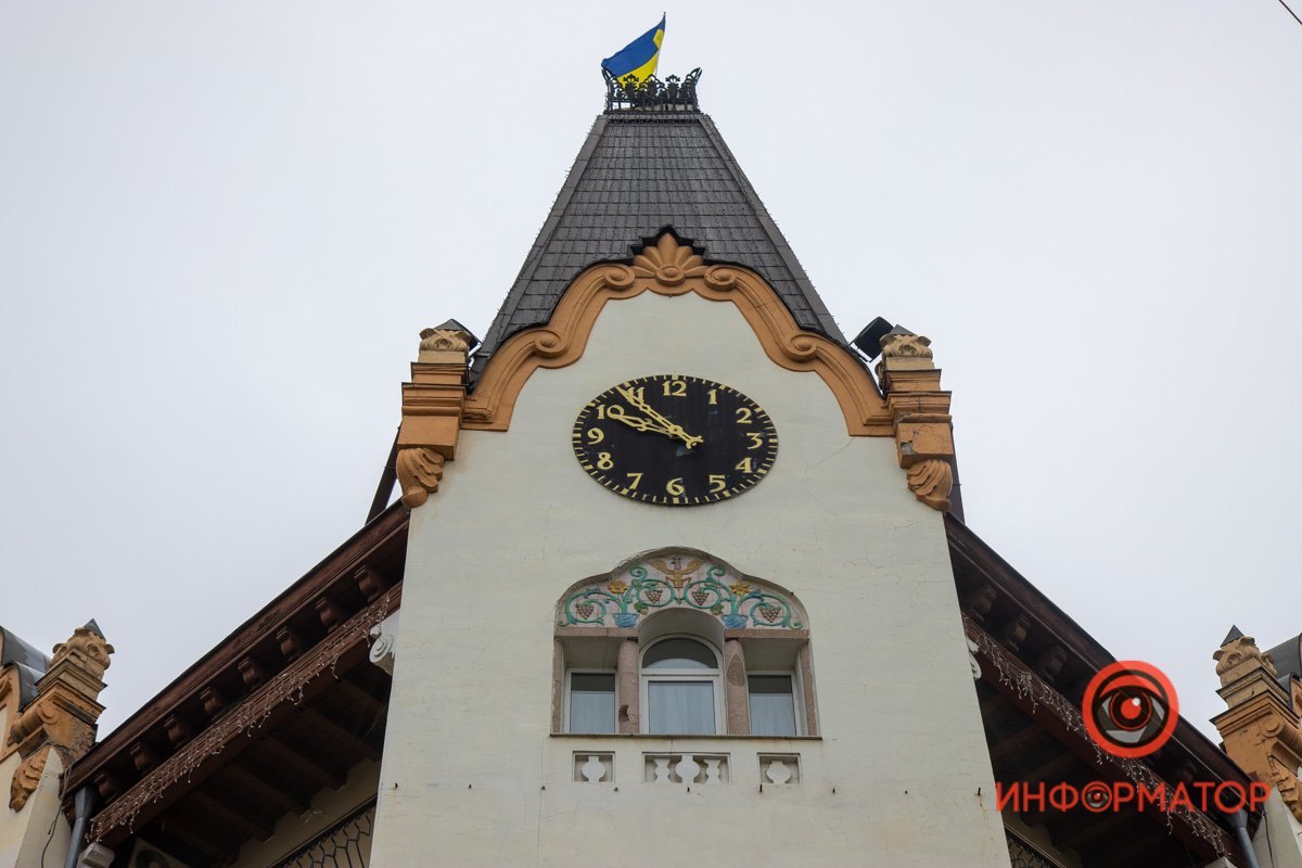 В 1970х механизм часов поменяли, старый отправили в парк Шевченко для цветочных часов. В 1970х механизм часов поменяли, старый отправили в парк Шевченко для цветочных часов.