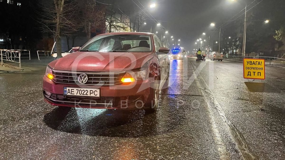 В Кривом Роге на Лермонтова Volkswagen сбил мужчину на коляске 1