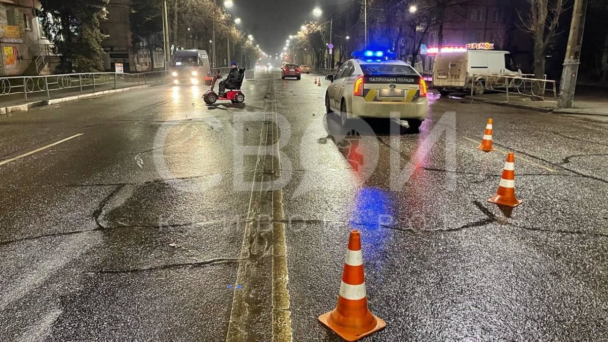 В Кривом Роге на Лермонтова Volkswagen сбил мужчину на коляске 2