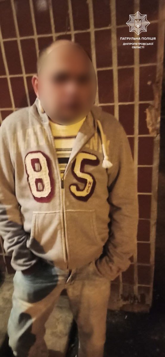 В Днепре пьяный мужчина катался на Chevrolet по двору и застрял в клумбе 1