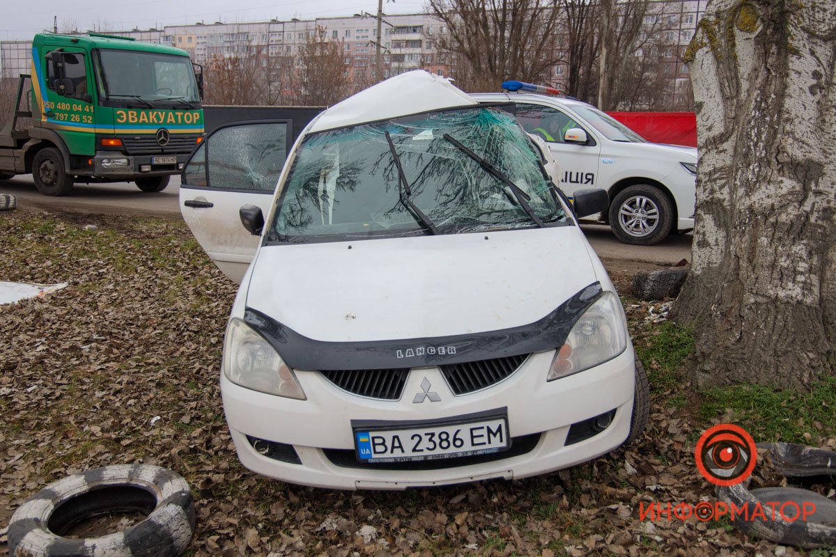 На Донецком шоссе автомобиль Mitsubishi врезался в дерево На Донецком шоссе автомобиль Mitsubishi врезался в дерево