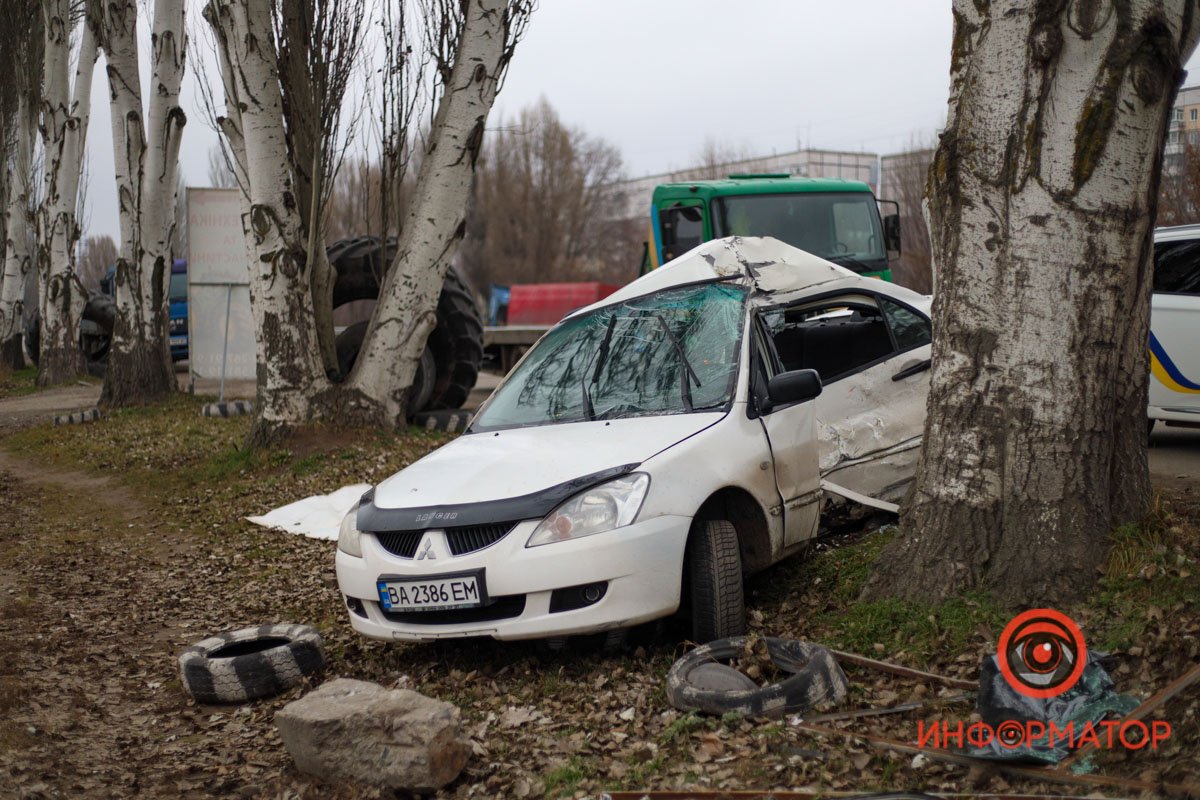 Водитель не справился с управлением, авто вылетело на обочину и врезалось в дерево Водитель не справился с управлением, авто вылетело на обочину и врезалось в дерево