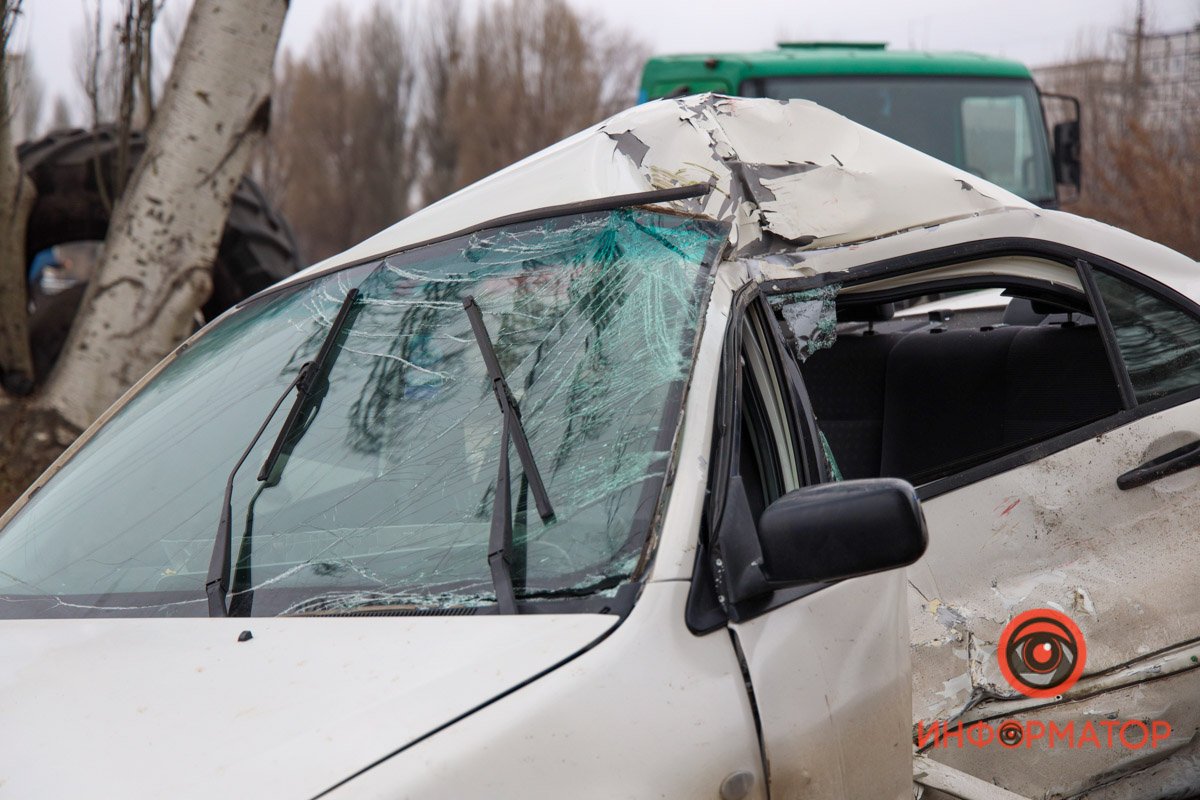 На месте работают патрульные и следователь по ДТП На месте работают патрульные и следователь по ДТП