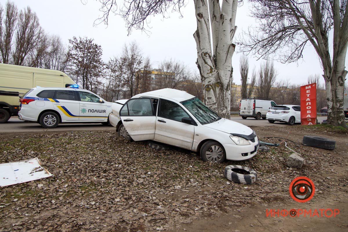 Также прибыл эвакуатор, который должен вытащить авто с обочины Также прибыл эвакуатор, который должен вытащить авто с обочины