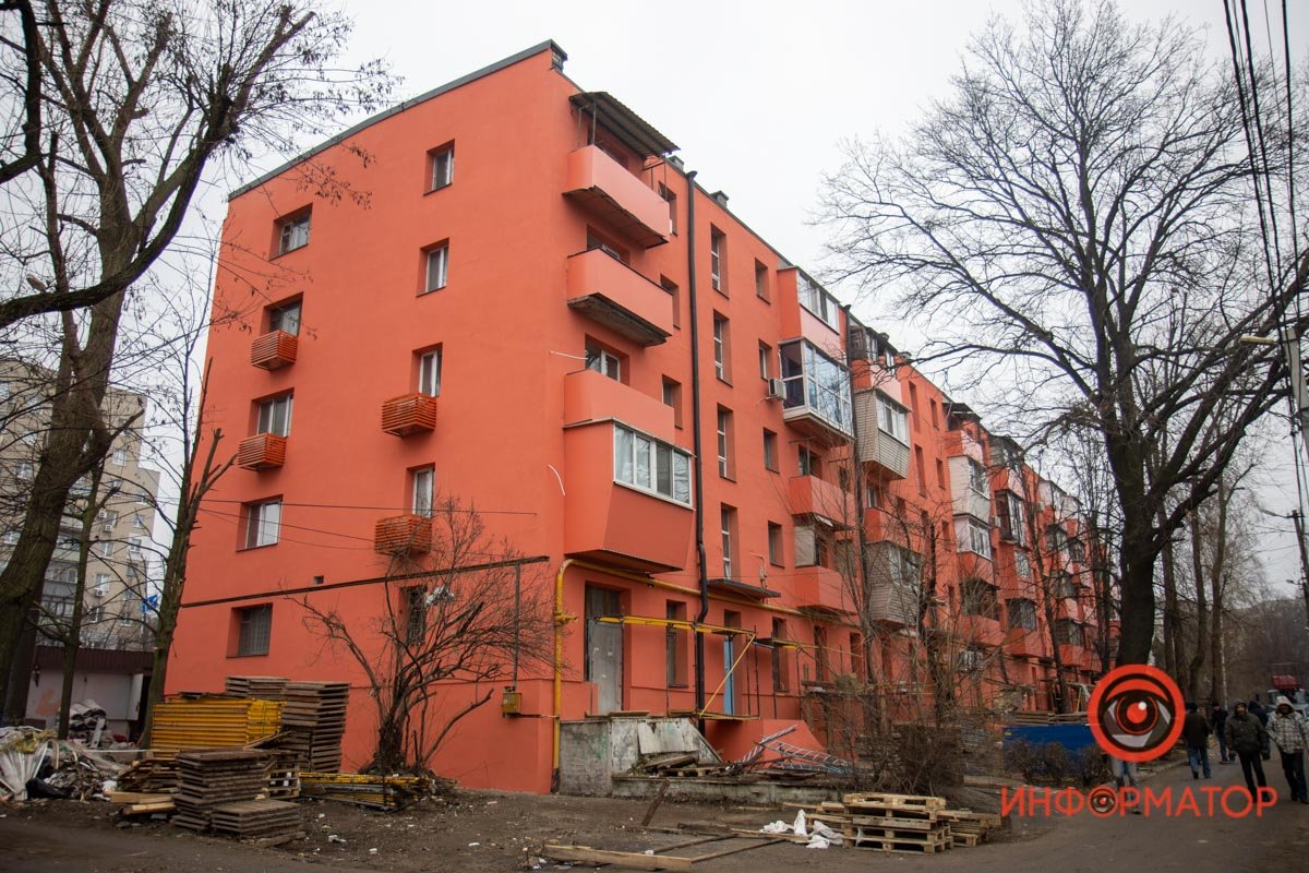 Средний дом чуть утоплен и образует небольшой курдонер Средний дом чуть утоплен и образует небольшой курдонер