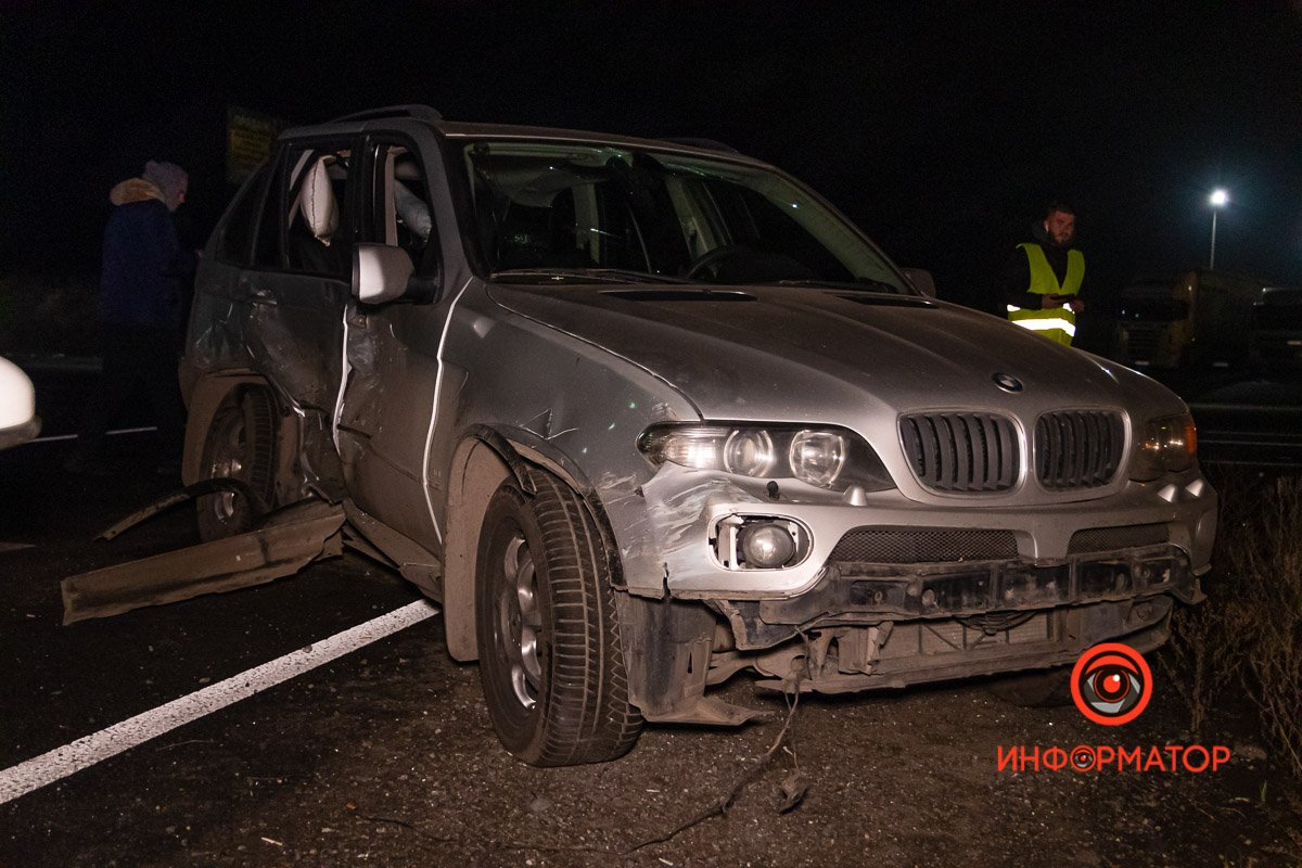 BMW поворачивал направо - на улицу Поточную, перед маршруткой BMW поворачивал направо - на улицу Поточную, перед маршруткой