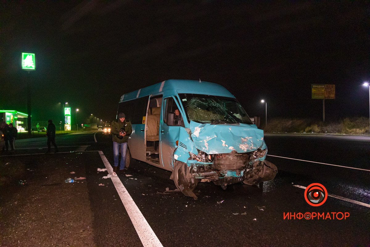 По предварительной информации, оба автомобиля двигались в сторону Днепра