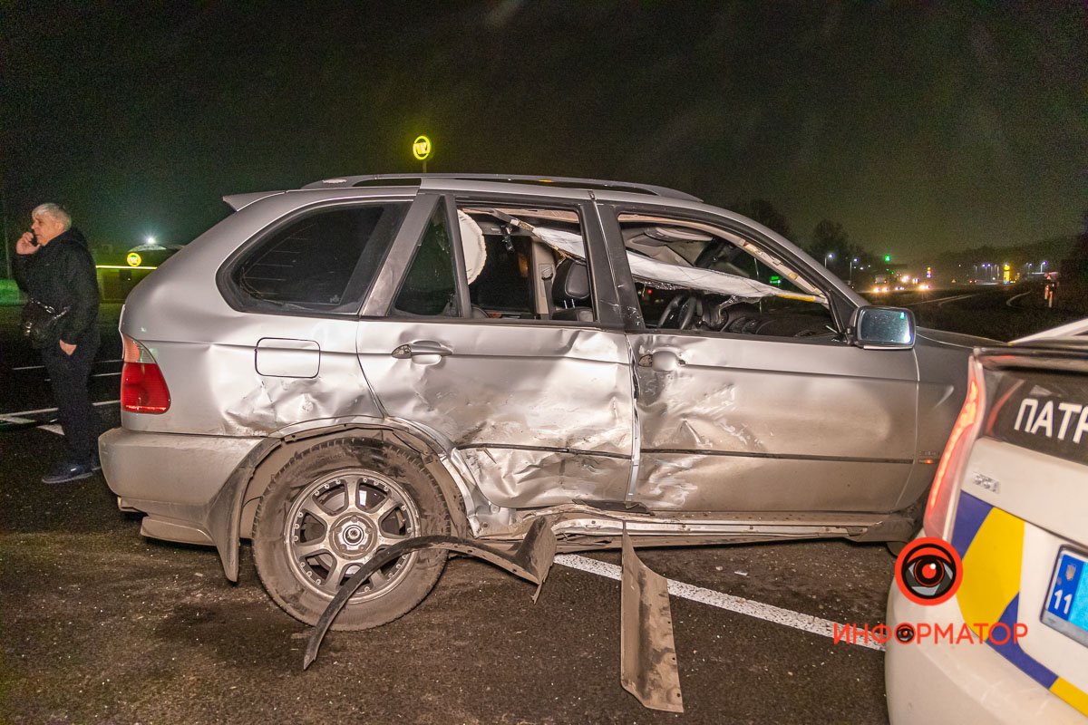 На месте работает патрульная полиция и следователь по ДТП На месте работает патрульная полиция и следователь по ДТП