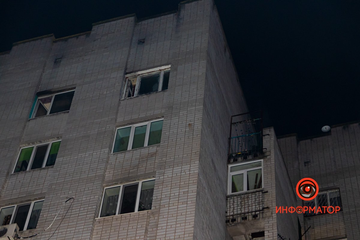 По предварительной информации от спасателей, пожар начался на общей кухне на девятом этаже