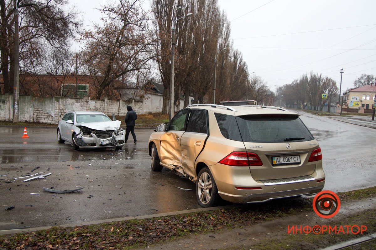 В Днепре на Маяковского столкнулись Opel и Mercedes: есть пострадавшие 11