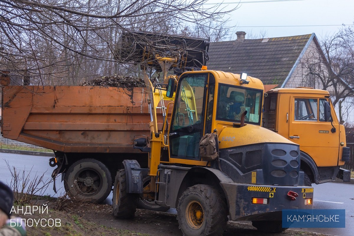 Мэр Каменского провел объезд города на предмет уборки листвы 1