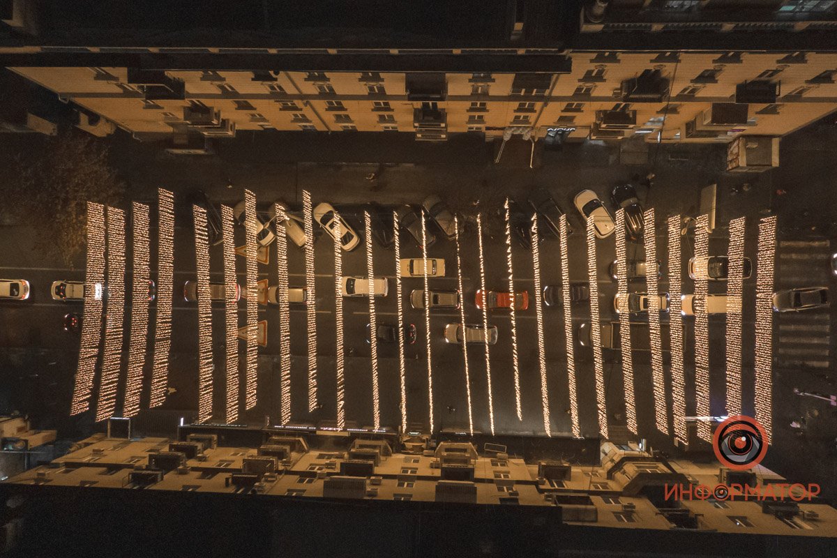 В Днепре улица Сечевых Стрельцов засияла ярко-золотыми огнями 4