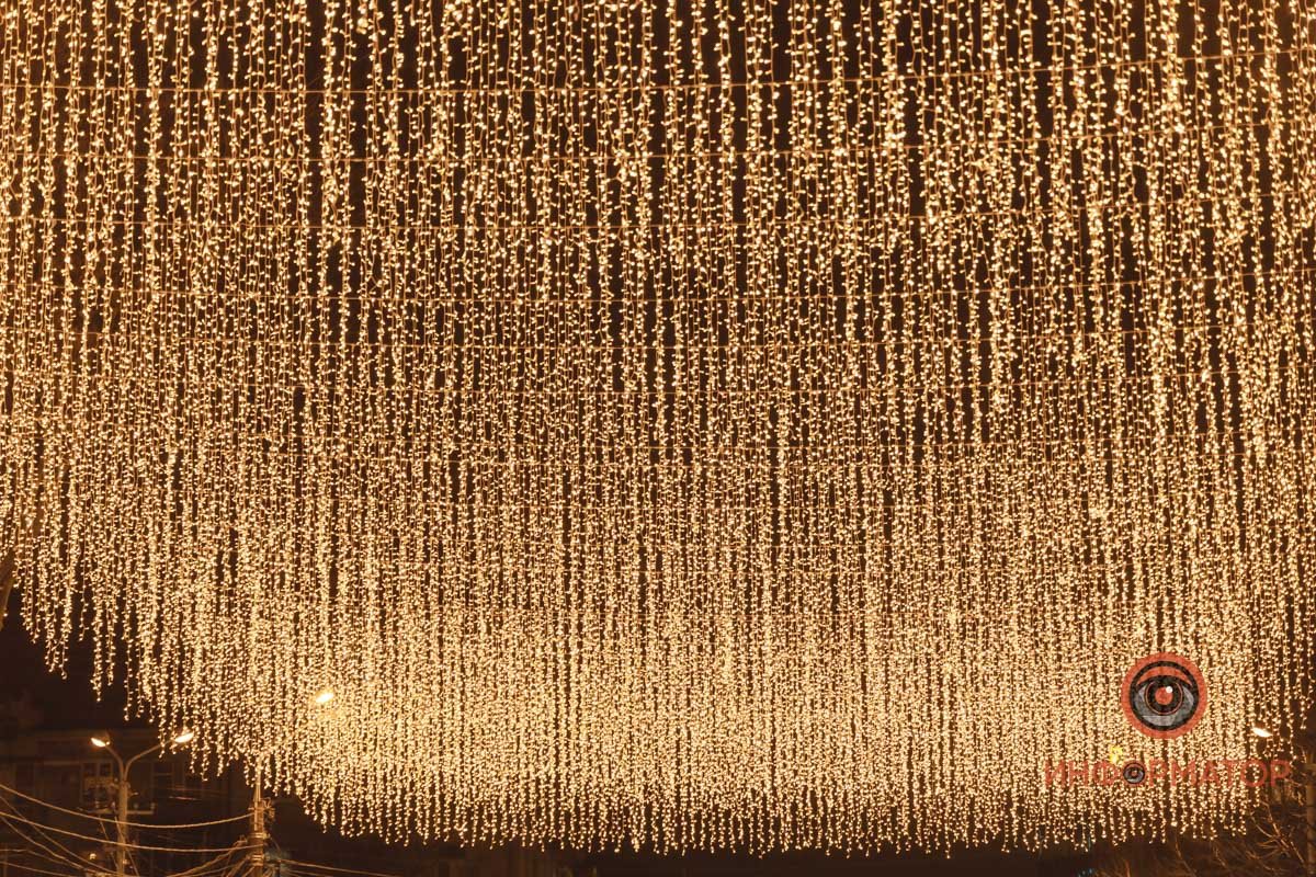 В Днепре улица Сечевых Стрельцов засияла ярко-золотыми огнями 6