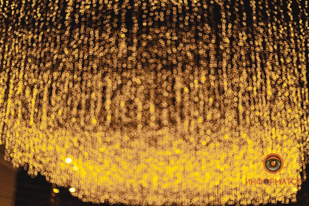 В Днепре улица Сечевых Стрельцов засияла ярко-золотыми огнями 7