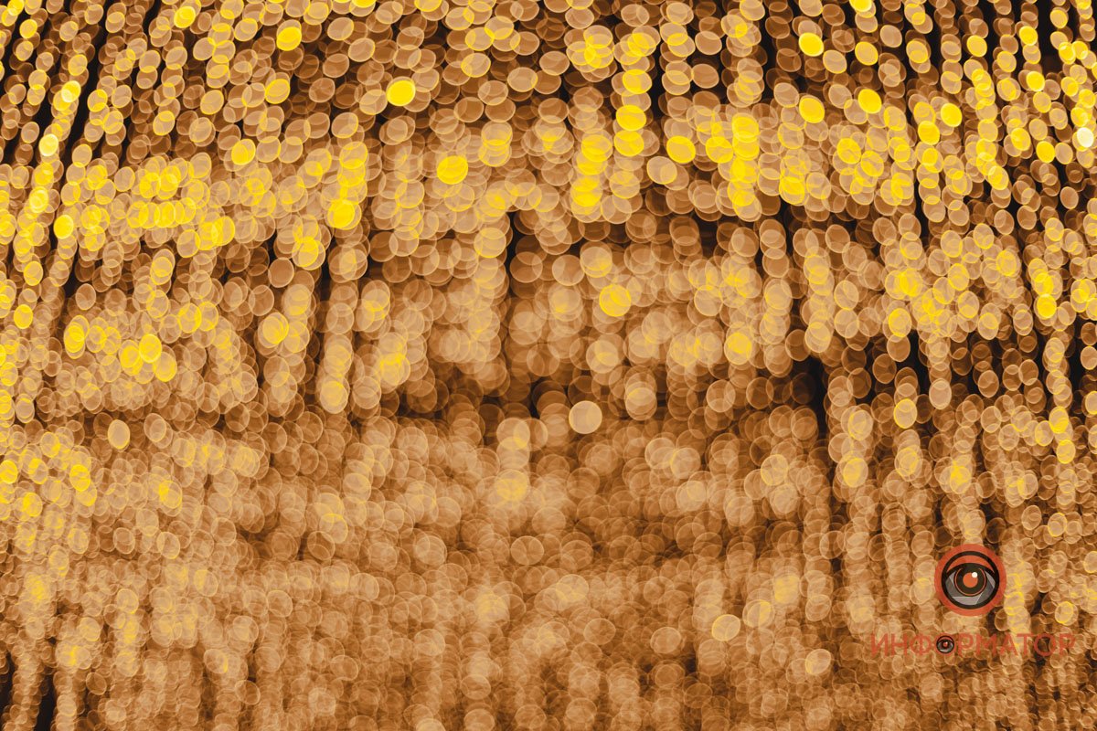 В Днепре улица Сечевых Стрельцов засияла ярко-золотыми огнями 8