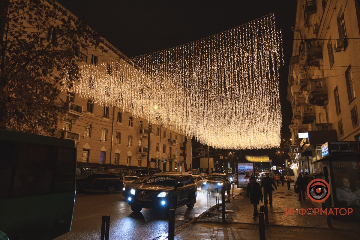 В Днепре улица Сечевых Стрельцов засияла ярко-золотыми огнями 11
