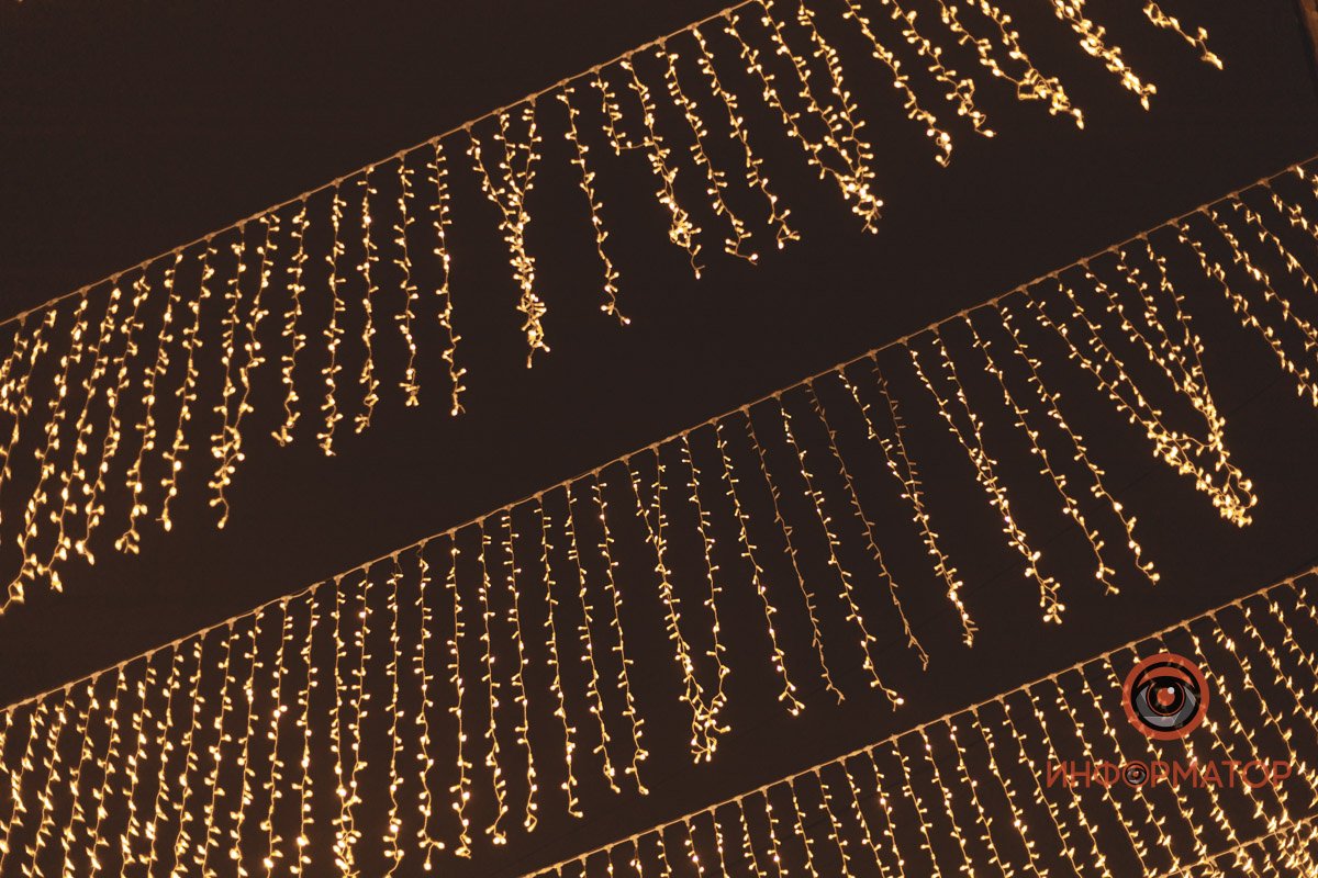 В Днепре улица Сечевых Стрельцов засияла ярко-золотыми огнями 12