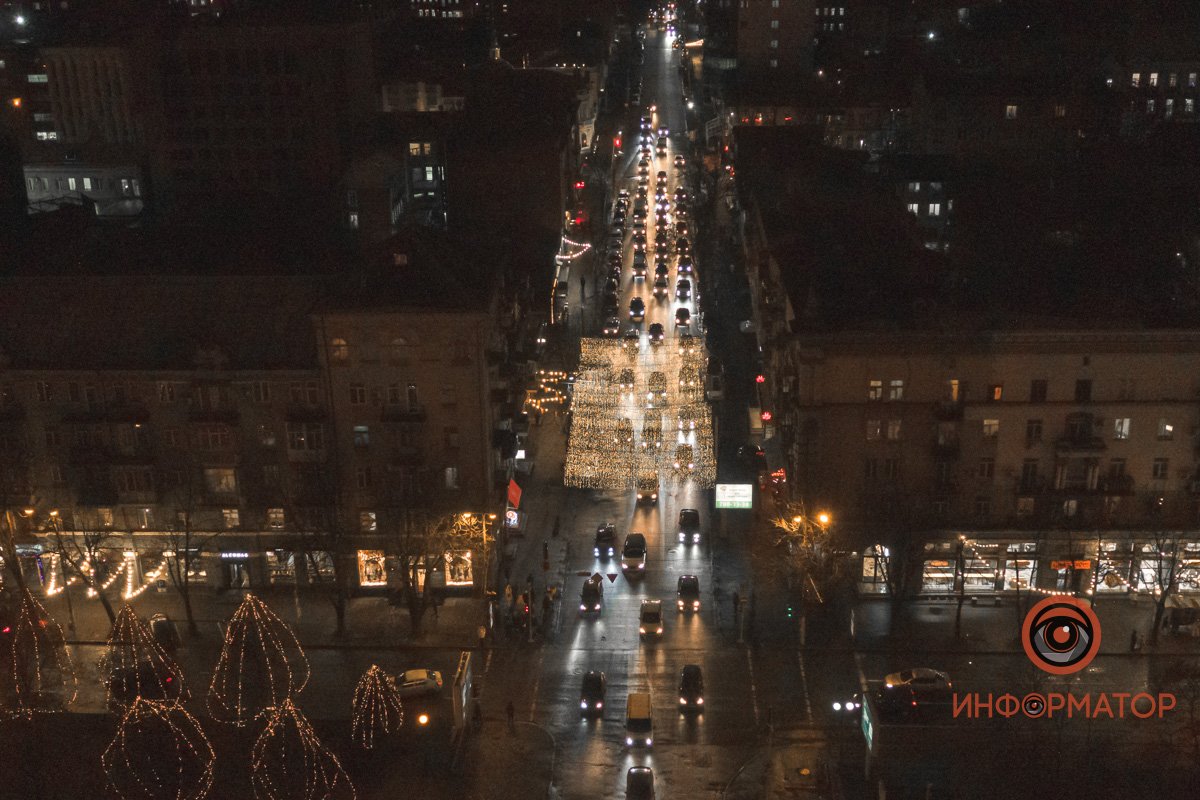 В Днепре улица Сечевых Стрельцов засияла ярко-золотыми огнями 13