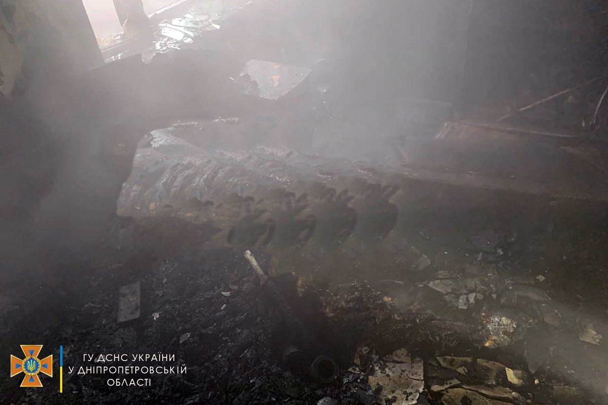 Огнем уничтожено имущество внутри, повреждена крыша дома