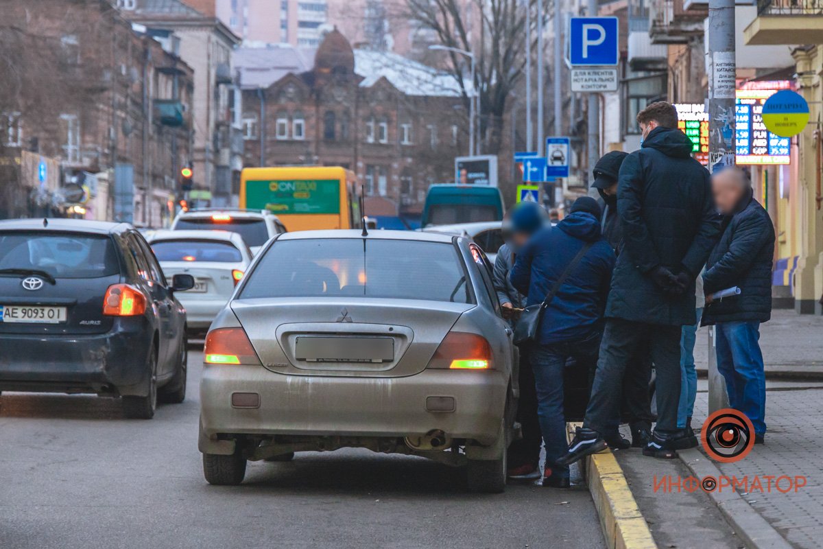 С задержанного мужчины после сняли наручники С задержанного мужчины после сняли наручники