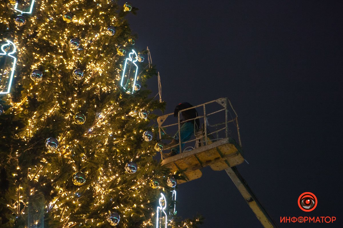 Елку продолжают наряжать 