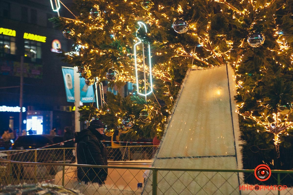 Вокруг елки уже стоят ограждения 