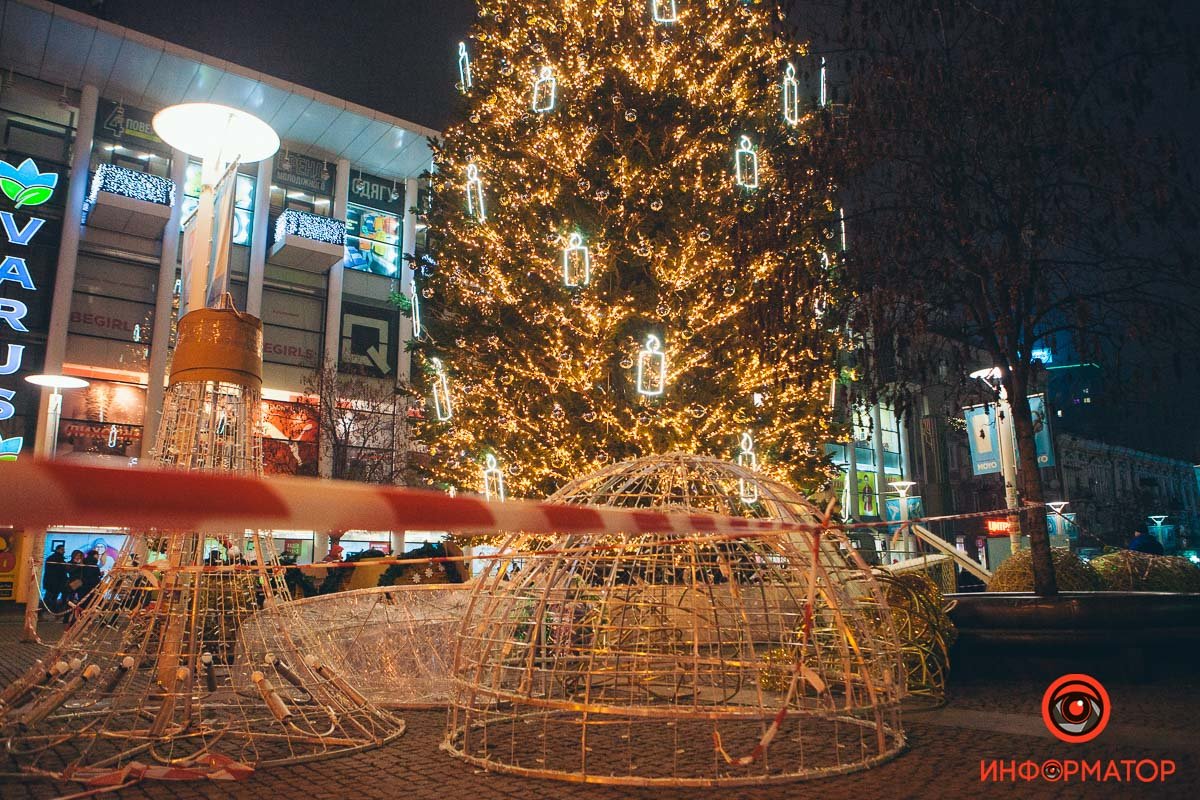 Нежное освещение среди ярких вывесок 