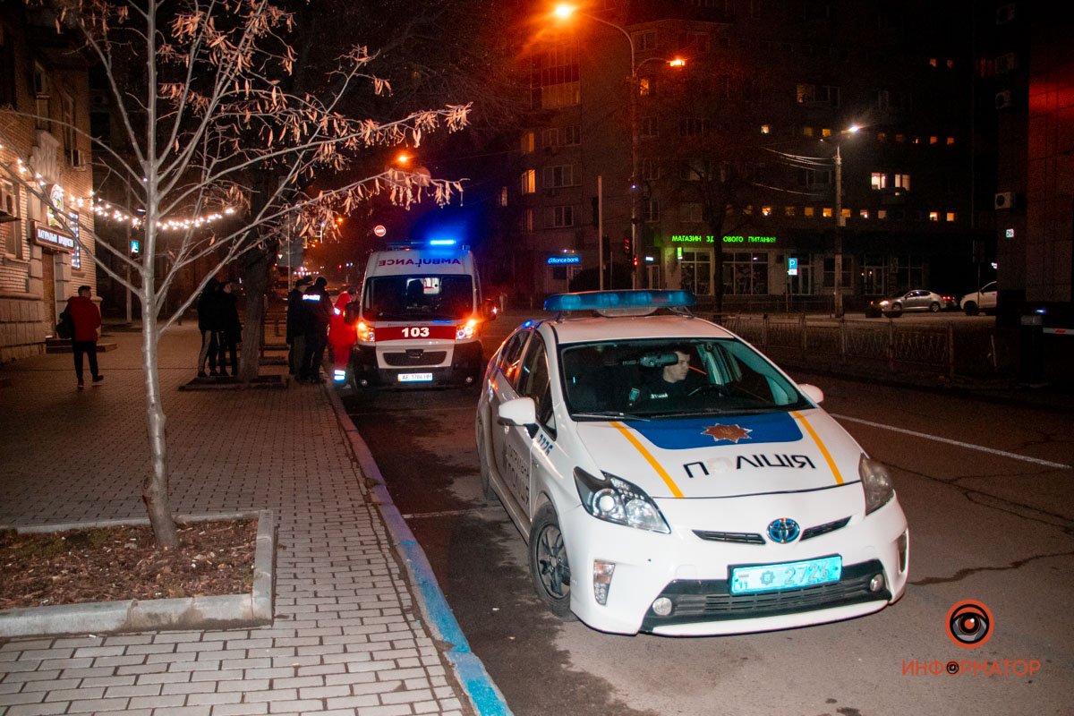 На место происшествия прибыла бригада скорой помощи и полиция