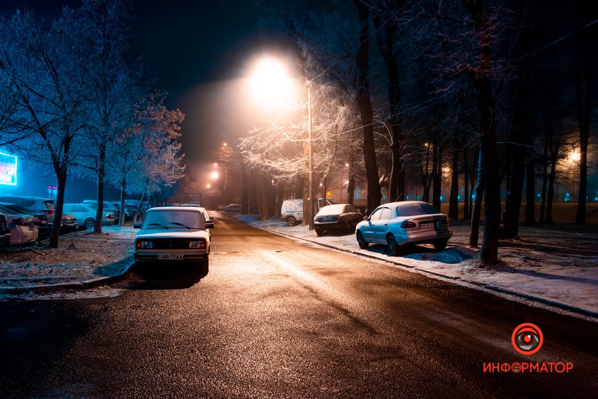 Снег, фонарь, автомобили