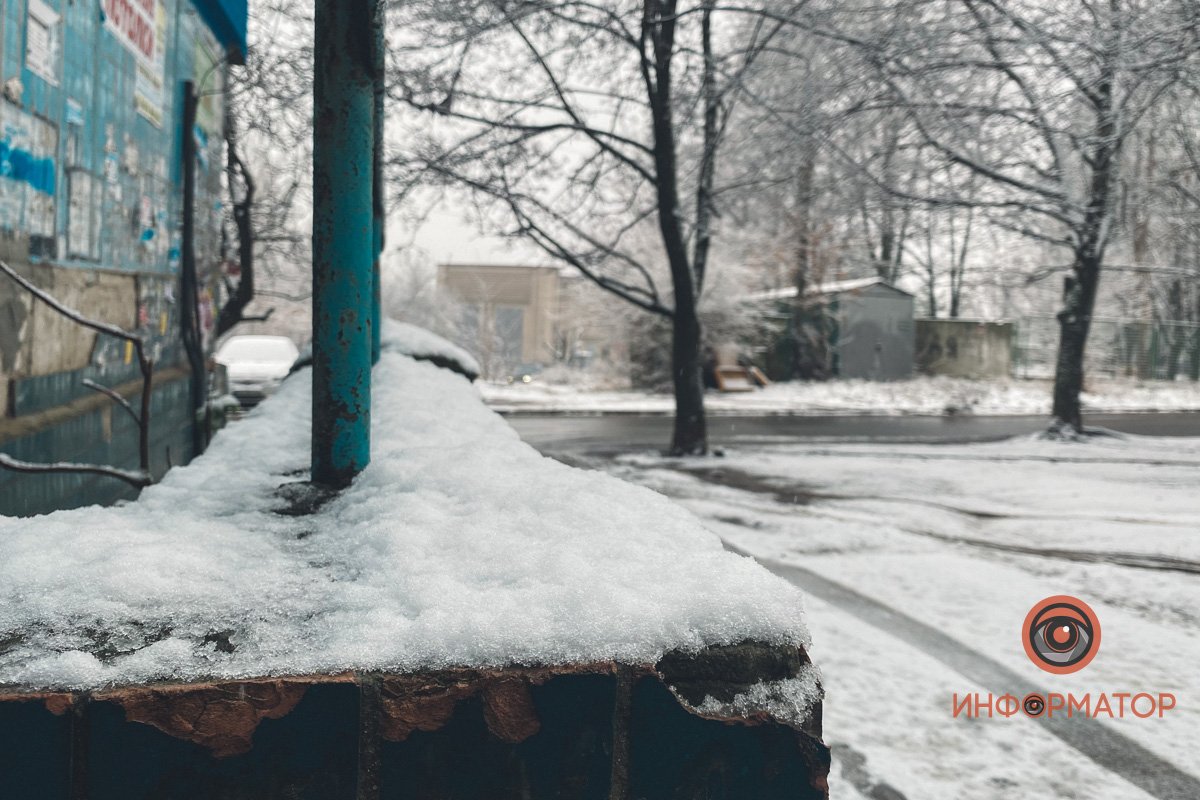 Можно слепить маленького снеговичка 