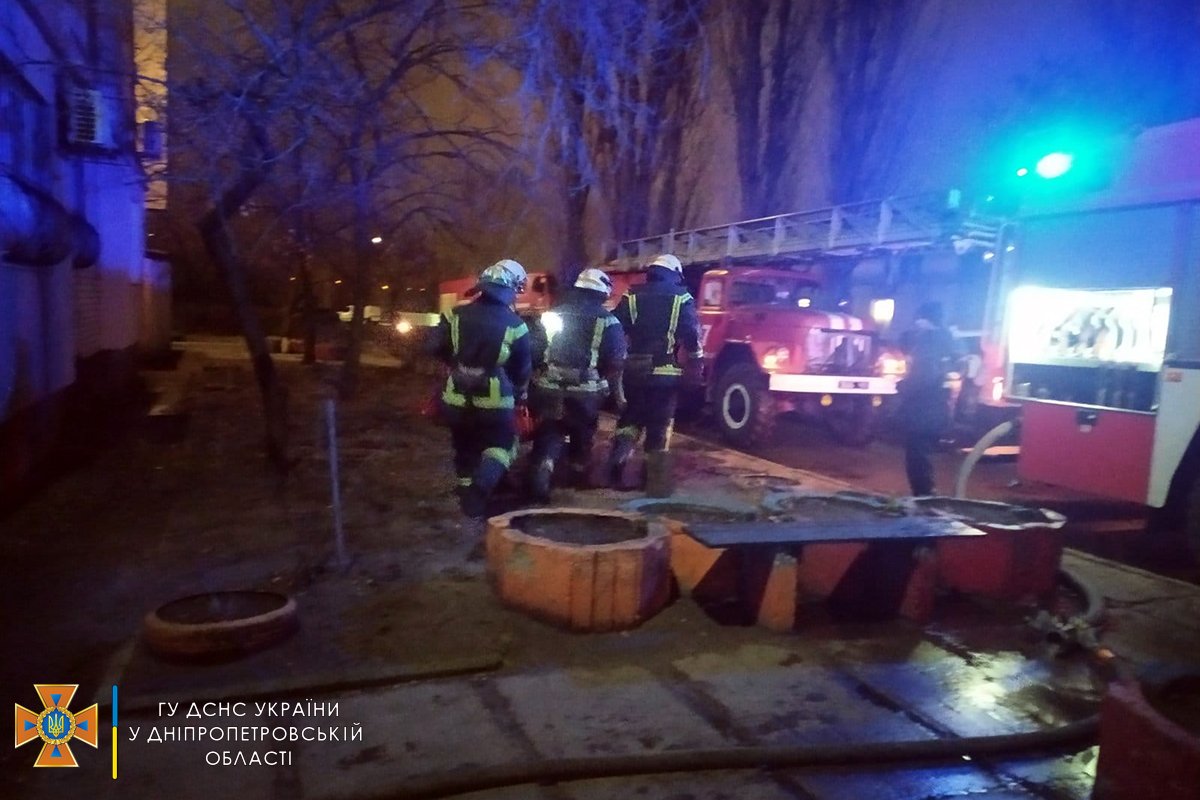 Пожарные вынесли 84-летнего мужчину с ожогами на улицу и передали медикам Пожарные вынесли 84-летнего мужчину с ожогами на улицу и передали медикам