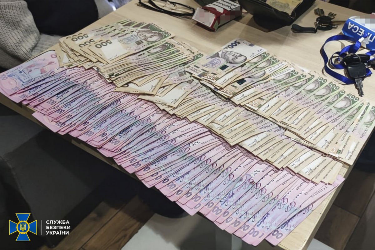 Первая часть взятки - 70 тысяч гривен Первая часть взятки - 70 тысяч гривен