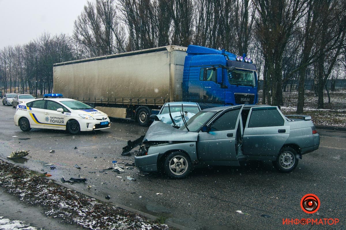 Машину занесло на встречную полосу Машину занесло на встречную полосу