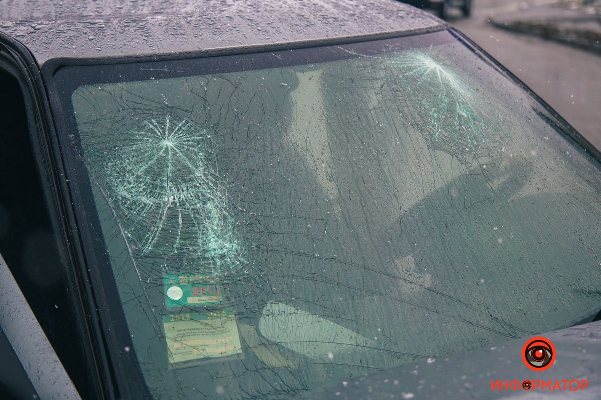 Дорога стала довольно скользкая из-за непогоды Дорога стала довольно скользкая из-за непогоды