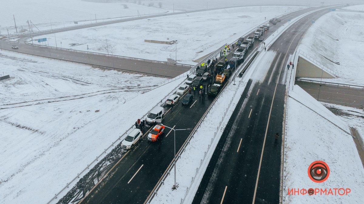 Колонна ретро грузовиков и фейерверки: в Днепре официально открыли Южную объездную дорогу