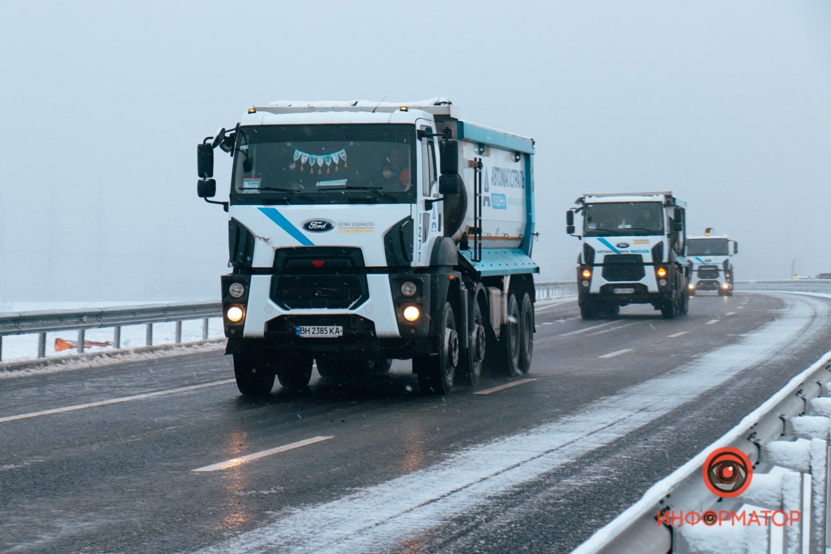 За ними следовала современная техника За ними следовала современная техника