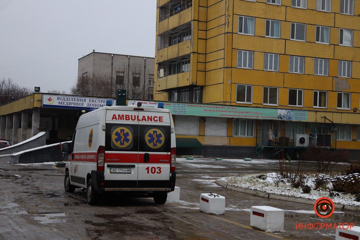 В Днепре мужчина выпрыгнул с 7 этажа больницы и выжил 3