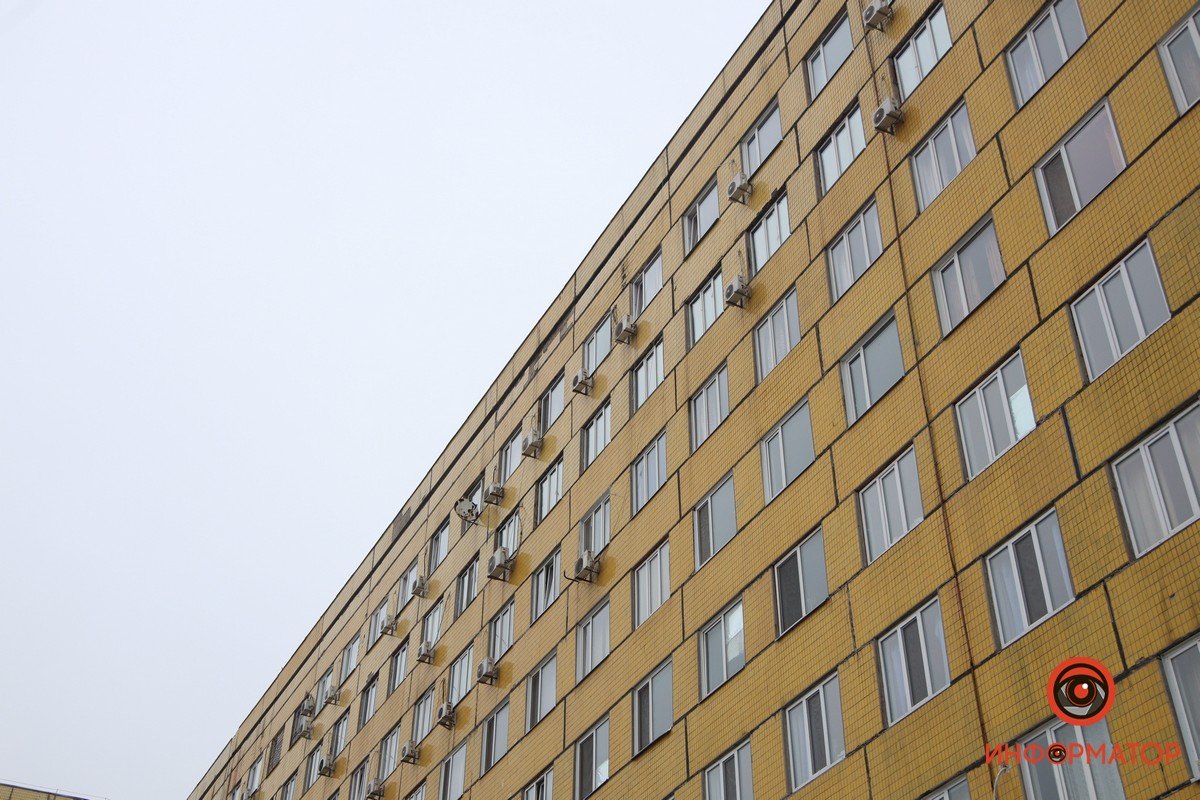 В Днепре мужчина выпрыгнул с 7 этажа больницы и выжил 8