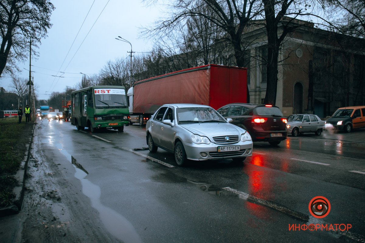 В Днепре на проспекте Нигояна маршрутка "догнала" Geely