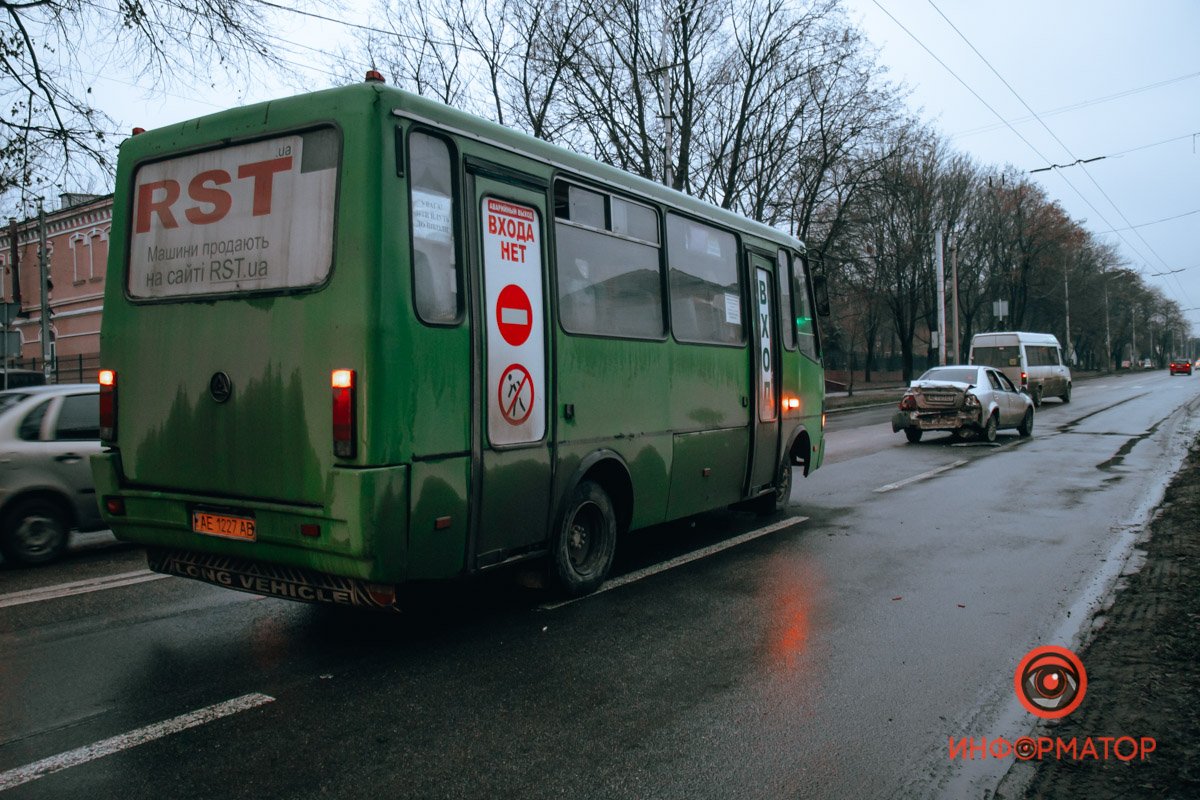 Водители объезжали по встречке