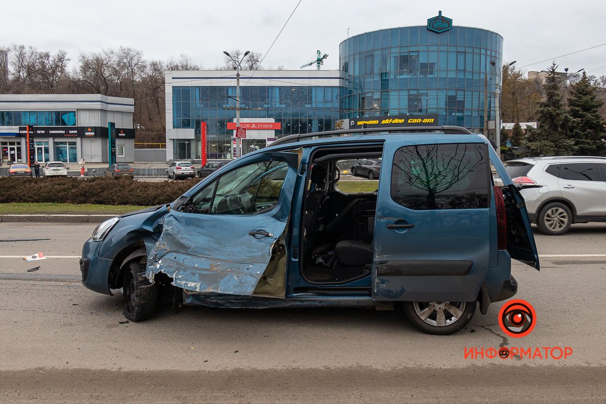 Citroen выезжал с заправки Okko Citroen выезжал с заправки Okko
