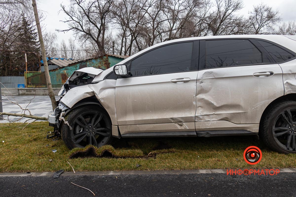 От удара Citroen закрутило, после чего он столкнулся с Ford, который двигался в том же направлении От удара Citroen закрутило, после чего он столкнулся с Ford, который двигался в том же направлении