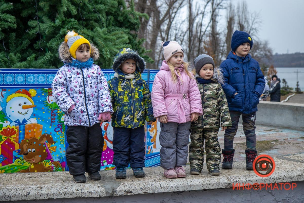 Ярмарка с вкусностями и море веселья: в Приднепровском парке открыли елку 1