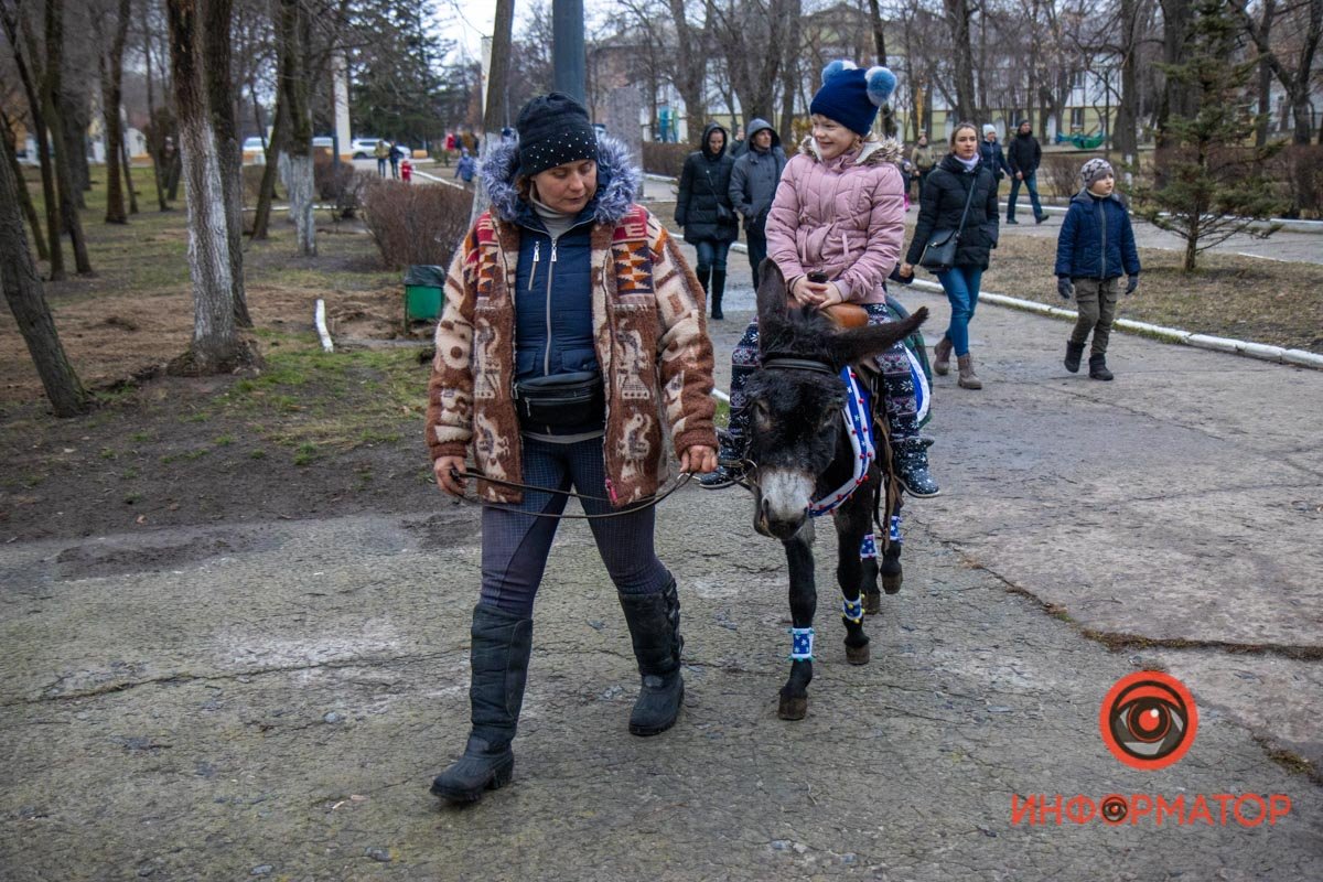 Ярмарка с вкусностями и море веселья: в Приднепровском парке открыли елку 2