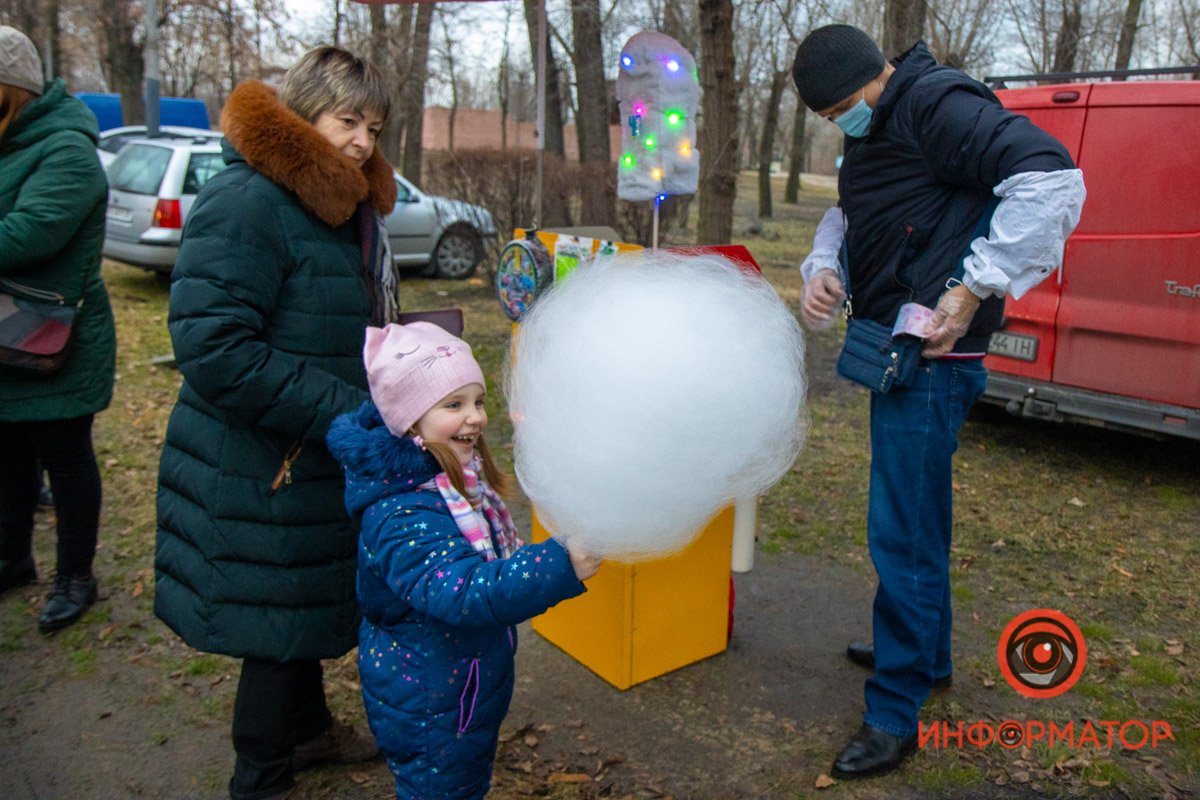 Ярмарка с вкусностями и море веселья: в Приднепровском парке открыли елку 9