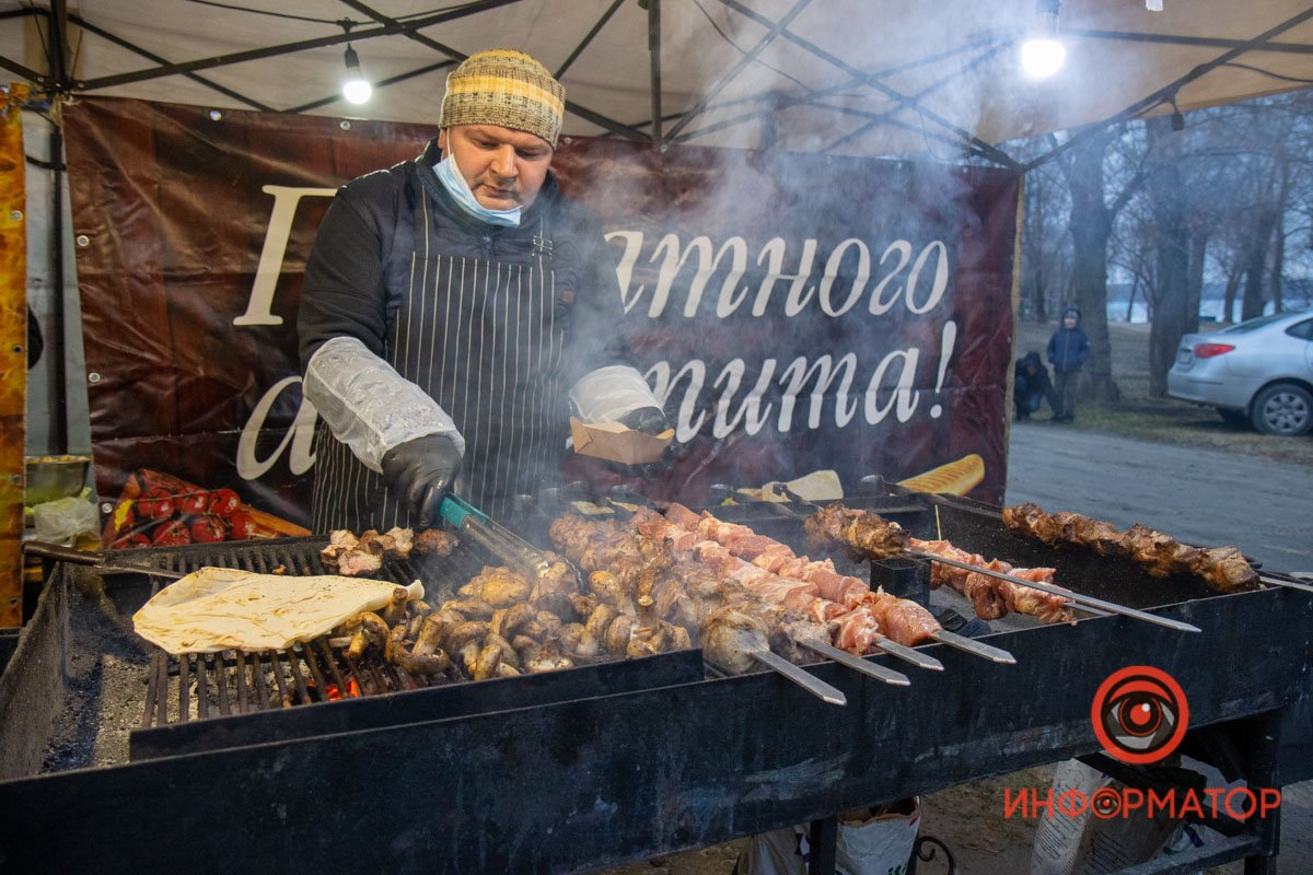 Ярмарка с вкусностями и море веселья: в Приднепровском парке открыли елку 11